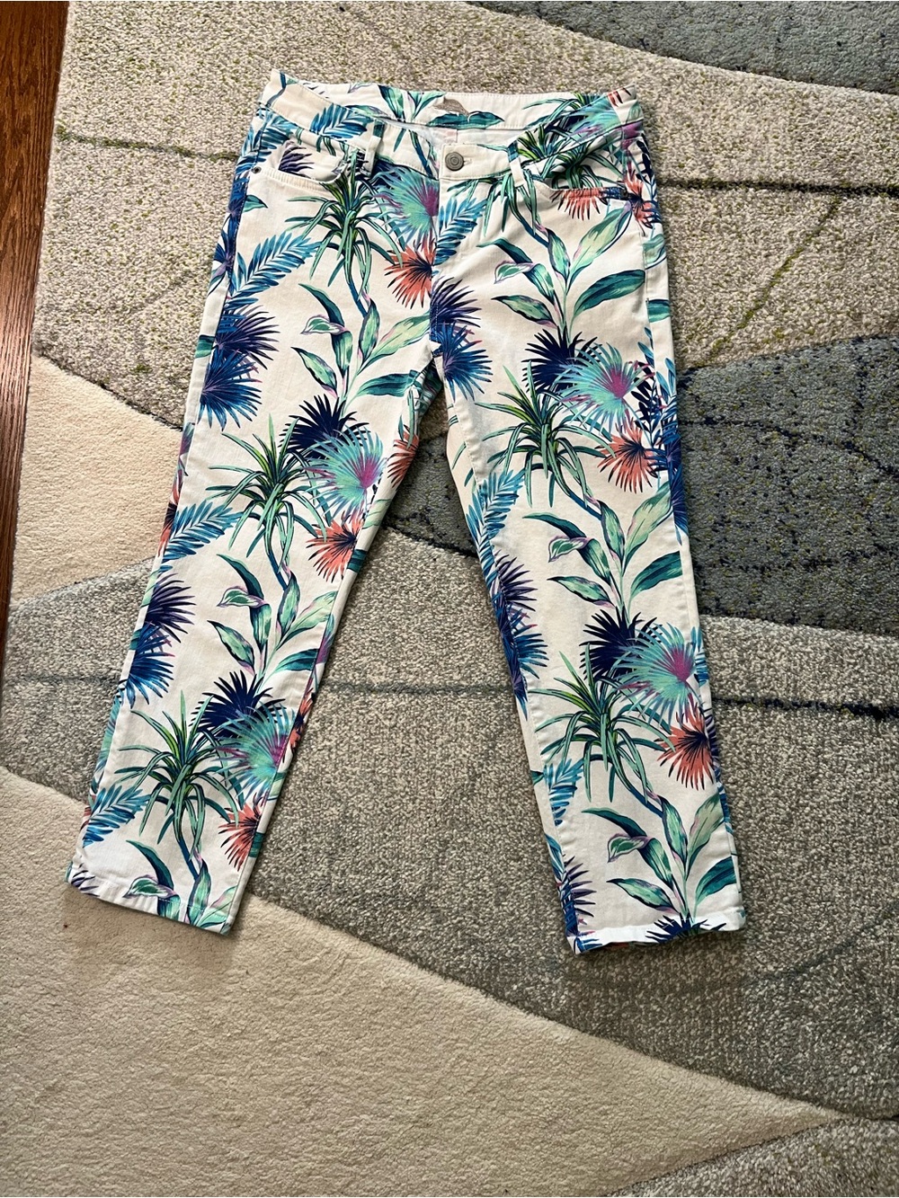 Tommy Bahama floral denim cropped jeans size 28